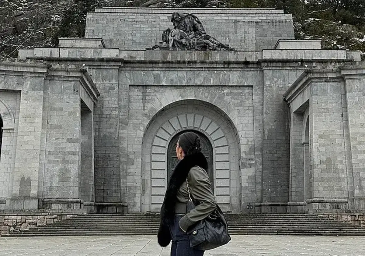 Georgina Rodríguez junto à Piedade de Juan de Ávalos, no interior do Vale dos Caídos