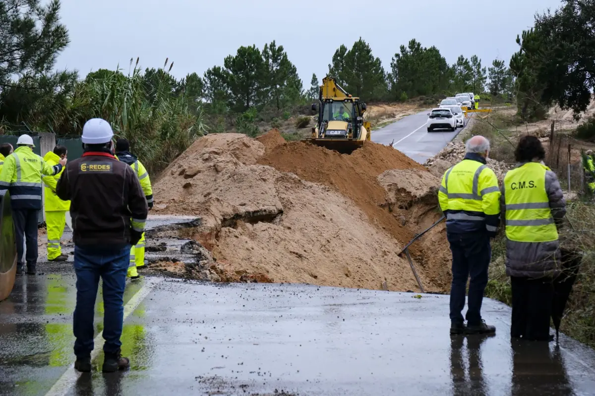 Deslizamento de terras cortou estrada em Azeitão