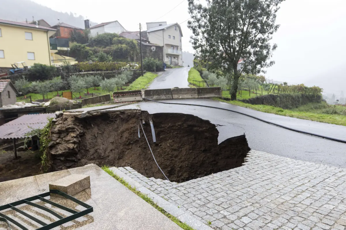 Imagem de contexto do artigo Câmara de Baião entrega à Engenharia Militar a instalação de travessia pedonal em Teixeiró