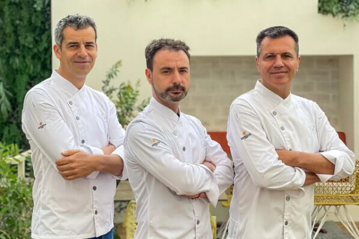 Os chefs Mateu Casañas, Eduard Xatruch y Oriol Castro do restaurante Disfrutar