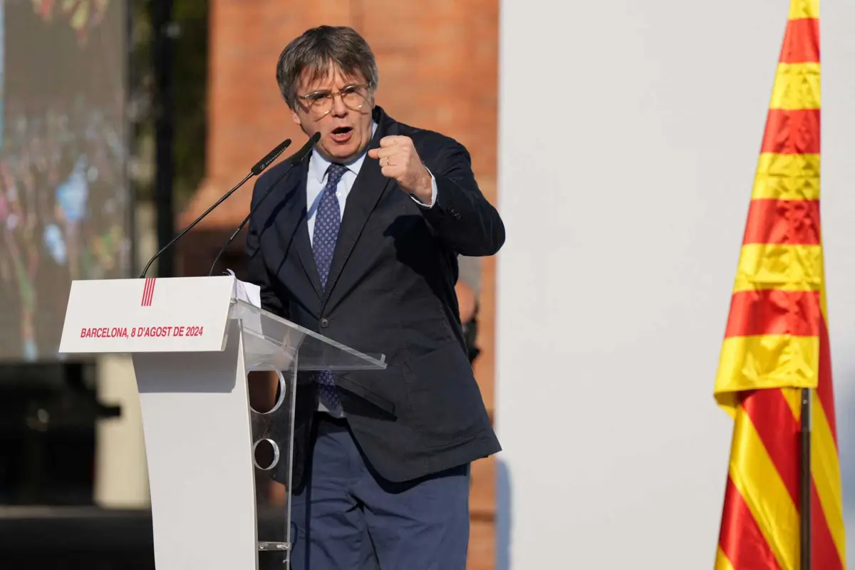 A 8 de agosto, Carles Puigdemont regressou a Barcelona, discursou e desapareceu