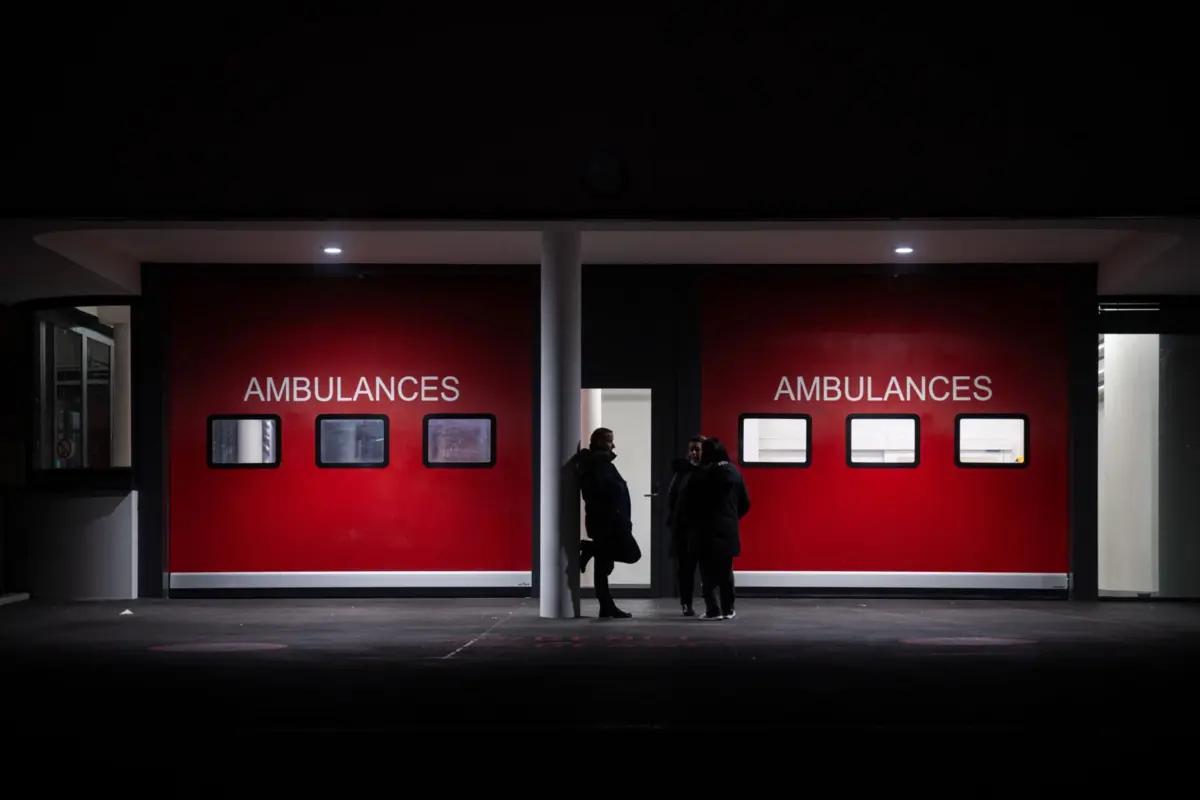 Mulher deu entrada no hospital com uma fratura na mesma altura em que chegavam os feridos em estância de esqui