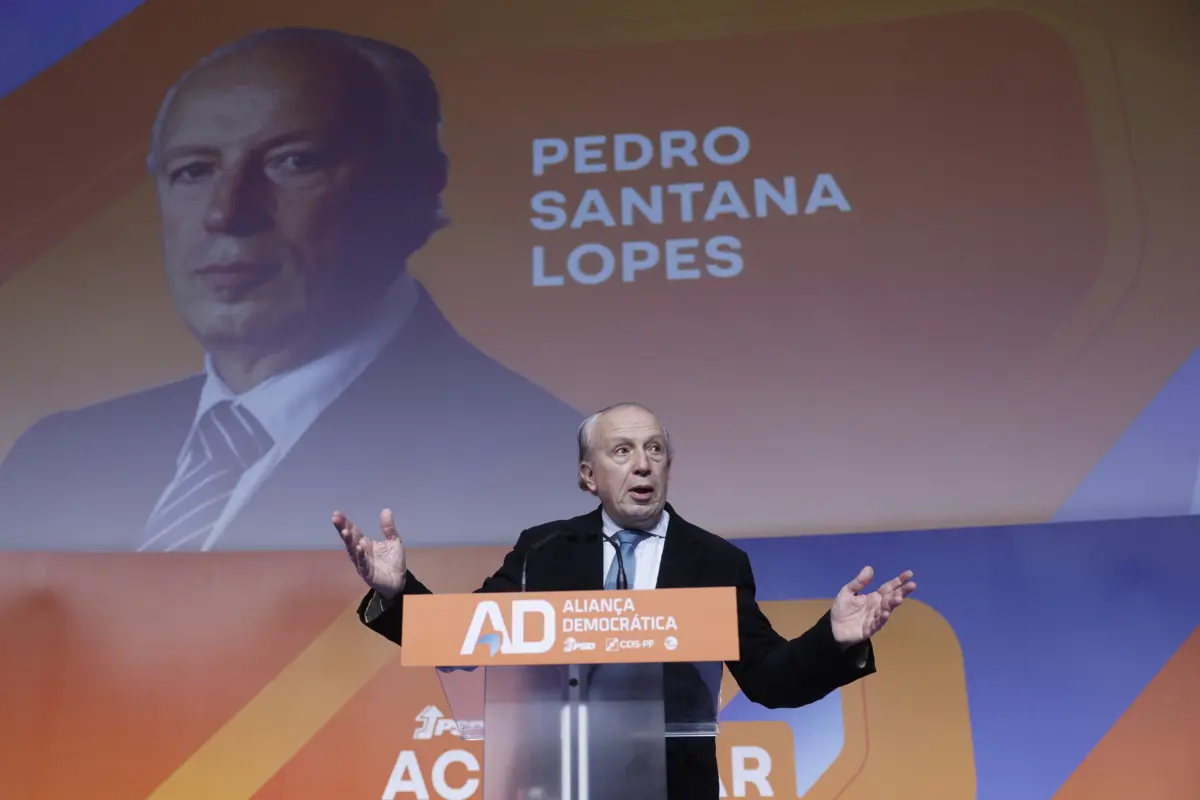 Santana Lopes apareceu de surpresa na Convenção da AD