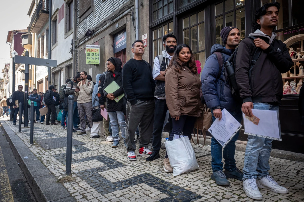 A nova lei exige que todos os imigrantes tenham um visto de trabalho emitido pelo consulado português no país de origem para se conseguirem depois regularizar em Portugal