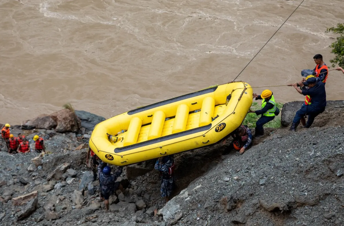 Os autocarros, com mais de 50 pessoas, caíram no rio Trishuli