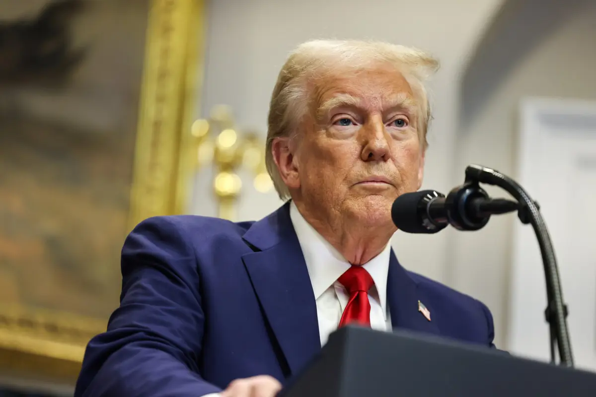 A suspensão do programa foi uma das primeiras ordens executivas assinadas por Trump