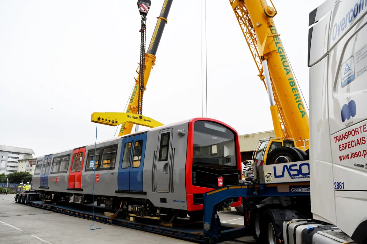Cada carruagem pesa 30 toneladas