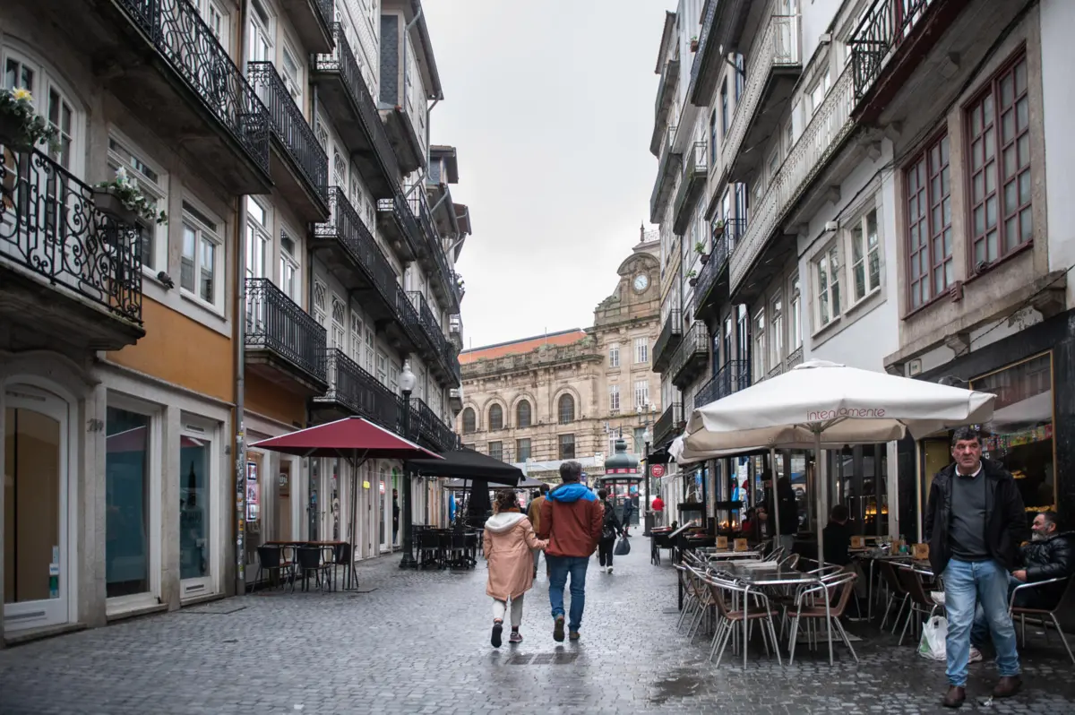 Comerciantes queixam-se da diminuição da área das esplanadas na Rua das Flores, imposta pelo executivo municipal