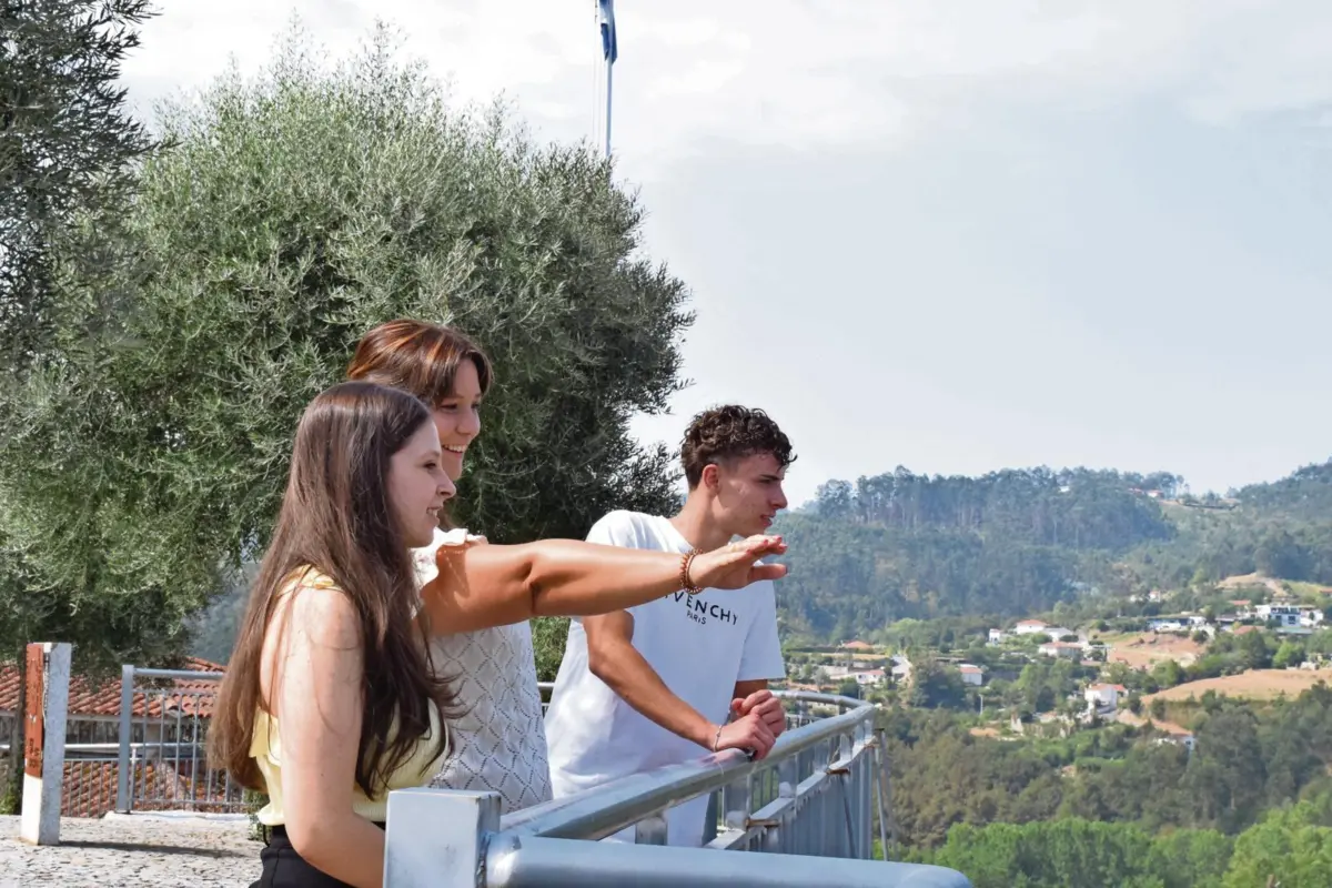 No terreno, durante os meses de verão, jovens identificam colunas de fumo suspeitas e alertam a Proteção Civil