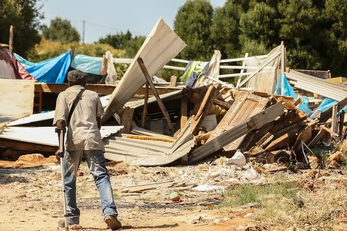 A autarquia deu um prazo de 48 horas para que as quatro construções fiquem desocupadas