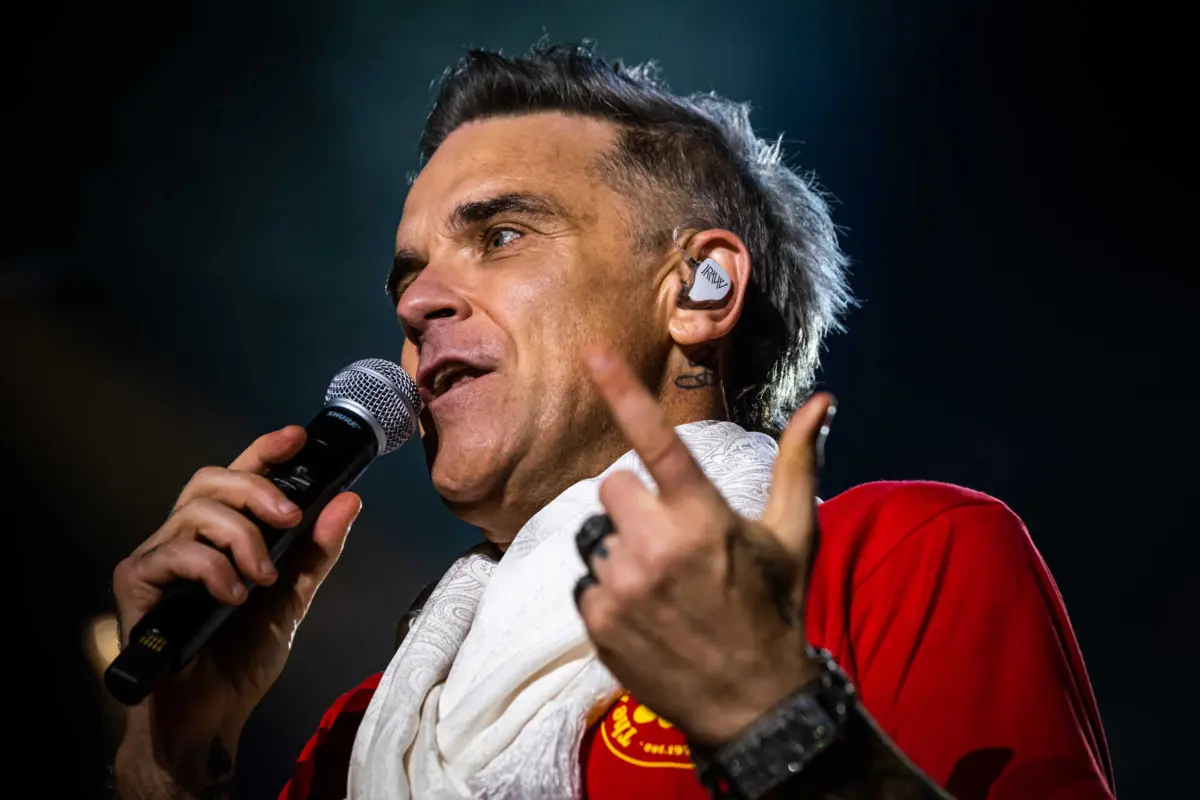 O cantor, agora com 50 anos, dá crédito à mulher Ayda Field e aos quatro filhos por ter conseguido sair do buraco