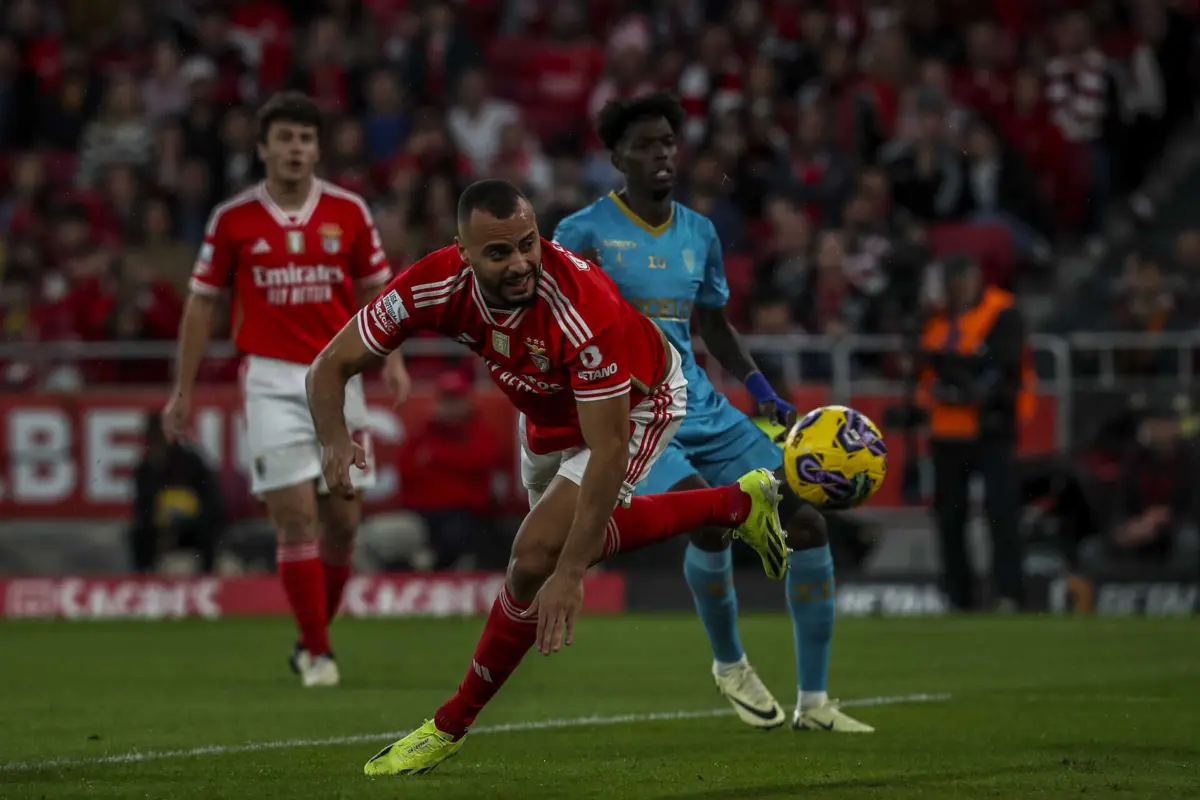 Arthur Cabral marcou o primeiro golo do Benfica, após pontapé de canto de Di María, no duelo com os gilistas