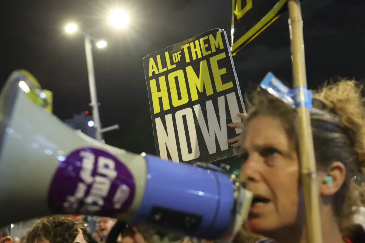 Protesto em Telavive a exigir um acordo que leve à libertação dos reféns em Gaza