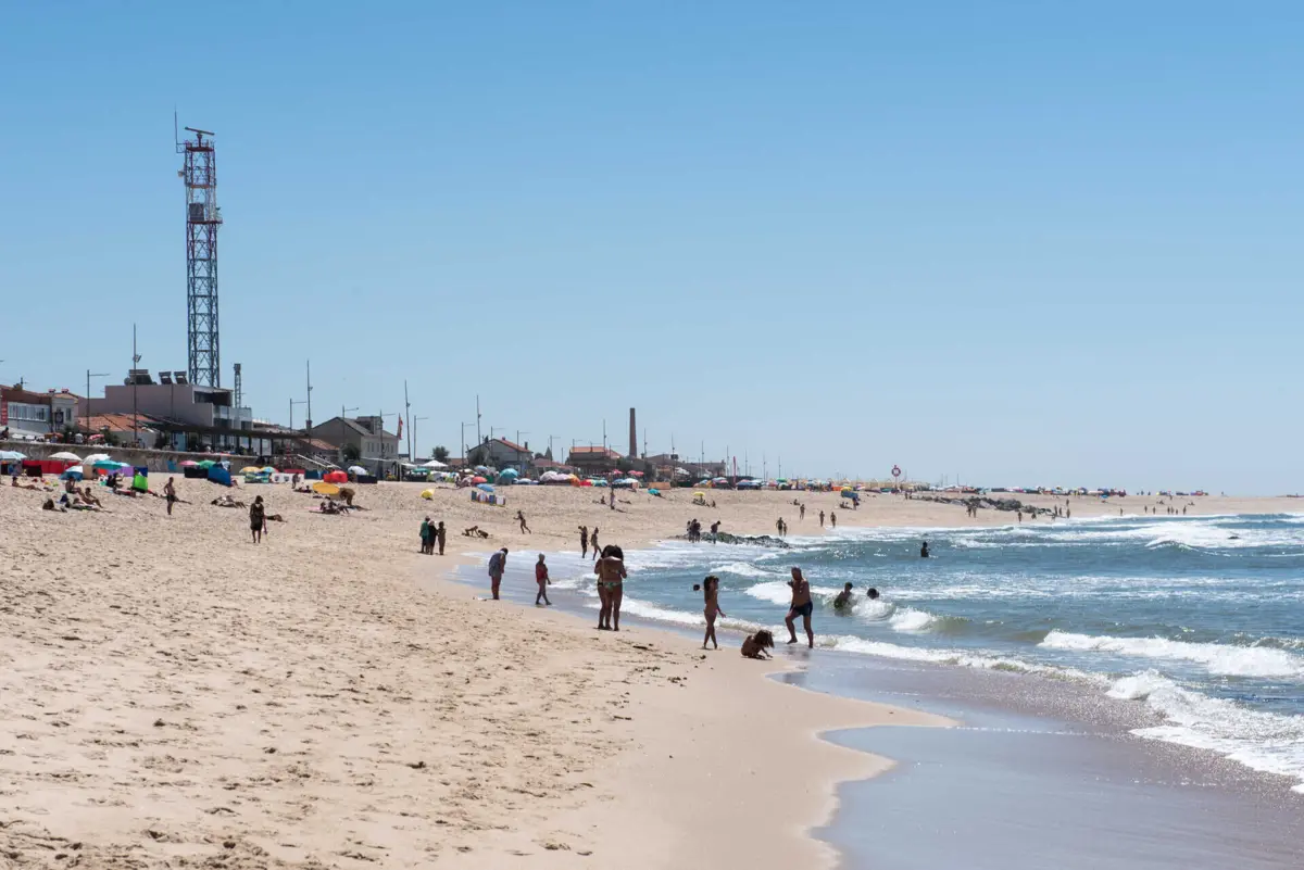 Banhistas encontraram homem inconsciente no mar da praia da Baía