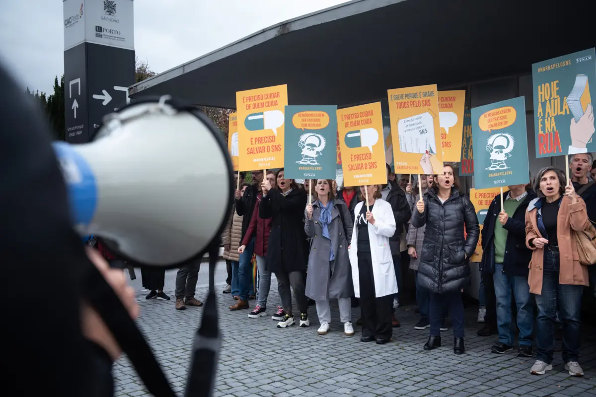 Médicos do SNS voltam a sair à rua para mostrar descontentamento com salários