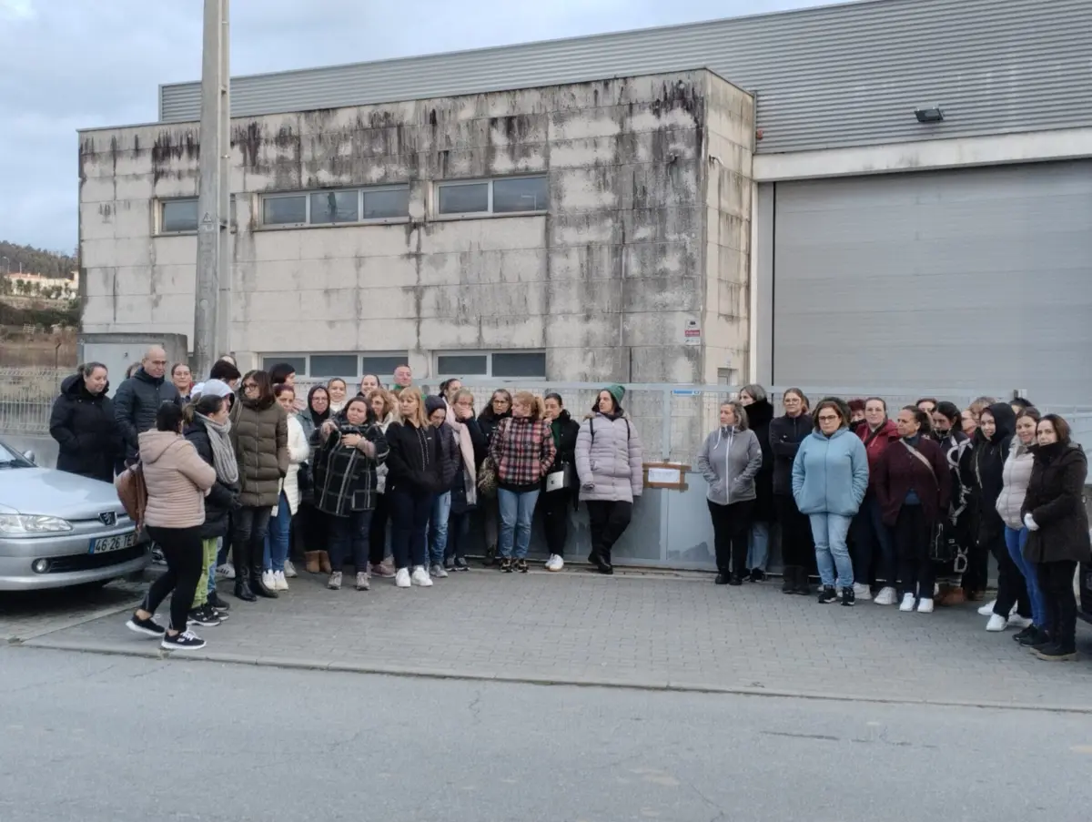 Trabalhadores da confeções Trapos Loucos, que encerrou em Paços de Ferreira depois das festas