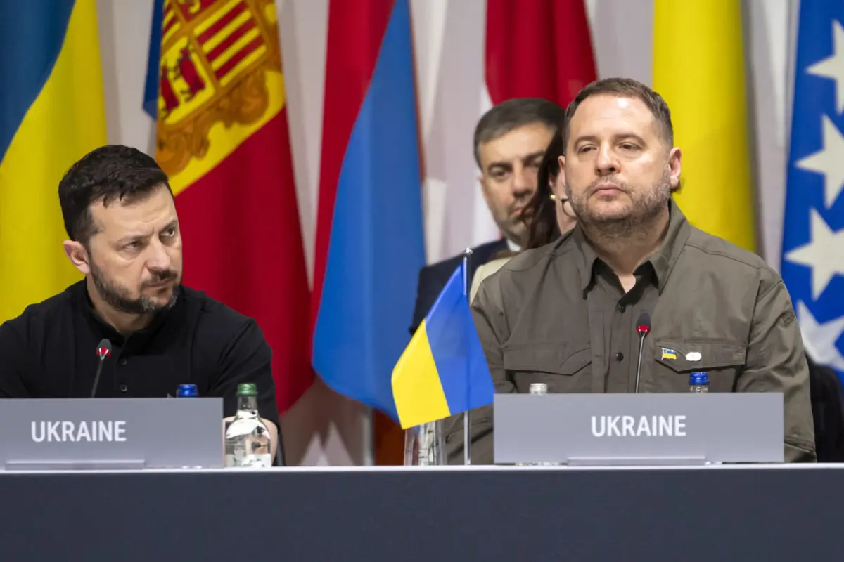 Andriy Yermak (à direita) era o chefe de gabinete do presidente ucraniano e foi alvo de buscas