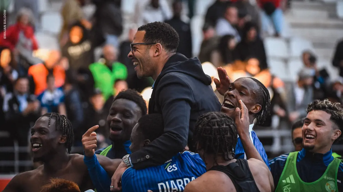 Treinador Liam Rosenior sucedeu a Patrick Vieira e conquistou os jogadores e adeptos