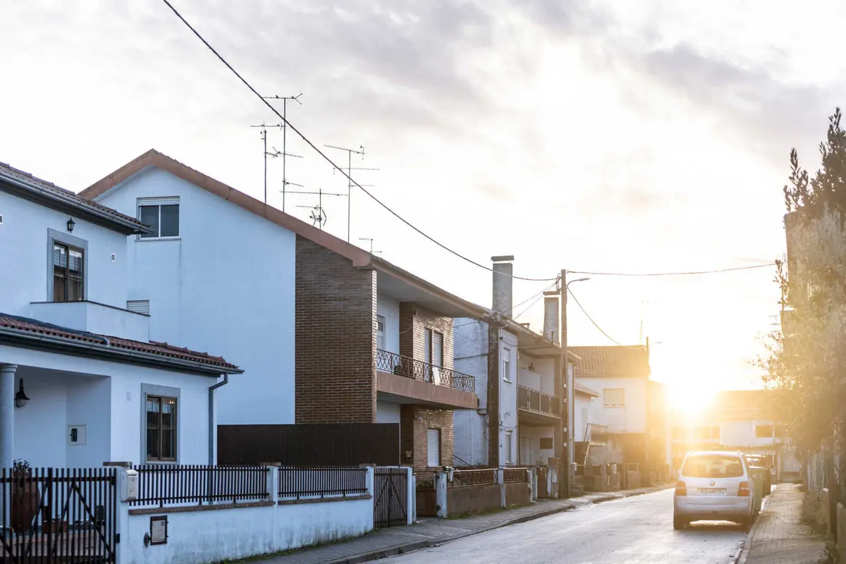 Só as autópsias poderão confirmar as suspeitas. Certo é que estava um fogareiro no quarto, ao que tudo indica, para aquecer a casa
