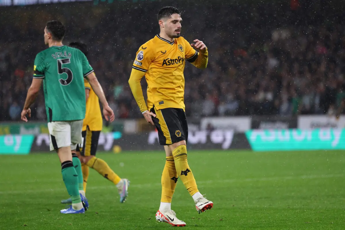 Pedro Neto sofreu uma lesão muscular no encontro do Wolverhampton com o Fulham