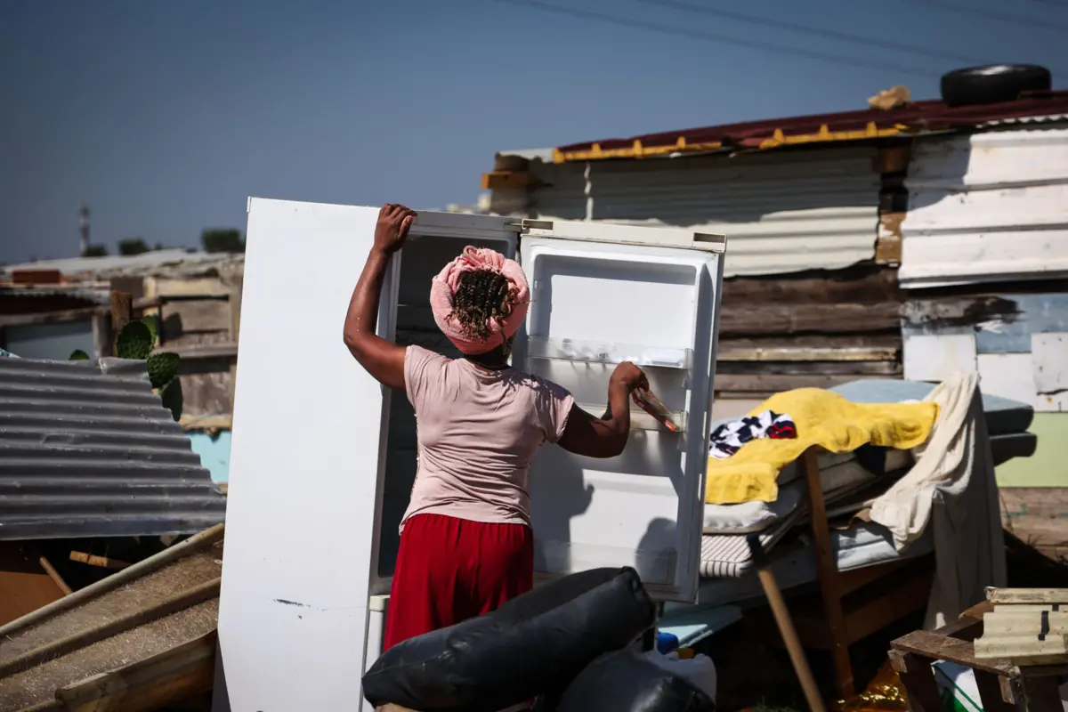 Em dois dias, foram demolidas 55, mas no terceiro foi interposta uma providência cautelar por 14 moradores, que o Tribunal Administrativo de Lisboa aceitou