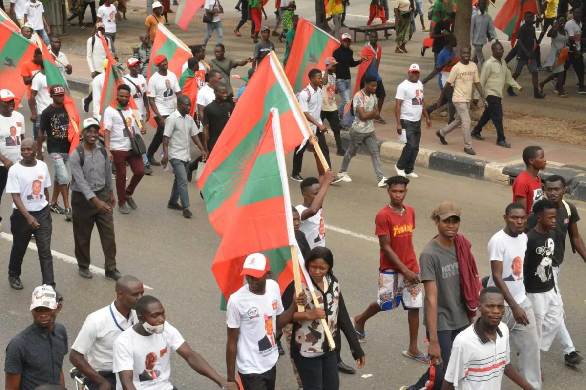 Apoiantes da UNITA durante uma marcha em Luanda, a 3 de junho