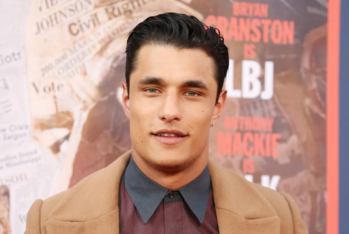 Staz Nair, ator de 32 anos, também já entrou nas séries "Guerra dos Tronos", "Humans" e "Supergirl"