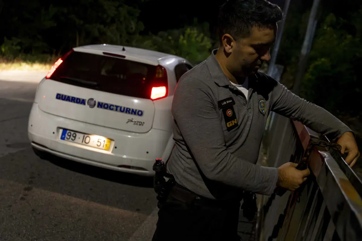 Os guardas-noturnos são profissionais liberais, dependem dos clientes que angariam na zona que lhes é atribuída pelo município