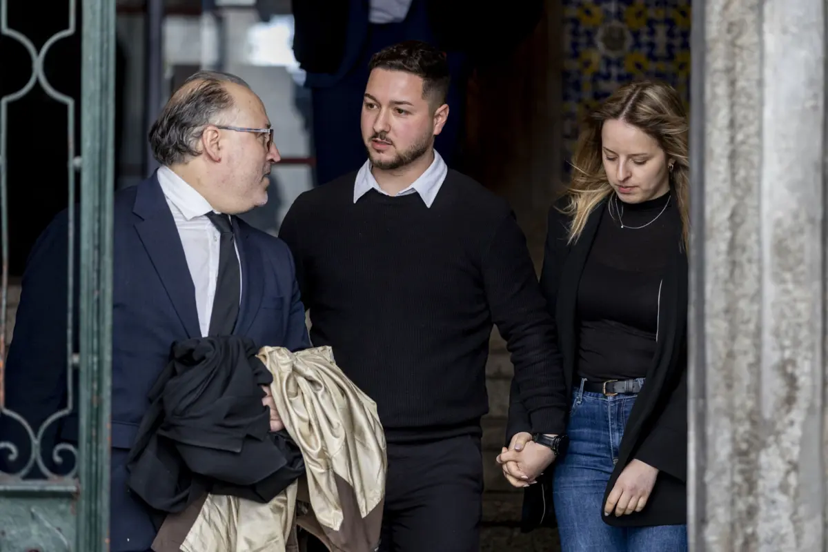 Roberto Silva, um dos arguidos, à saída do Tribunal de São João Novo