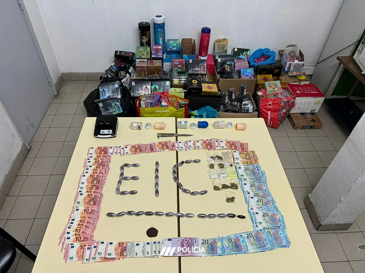 Material apreendido a traficante pela PSP deteve traficante, na Póvoa de Santo Adrião.