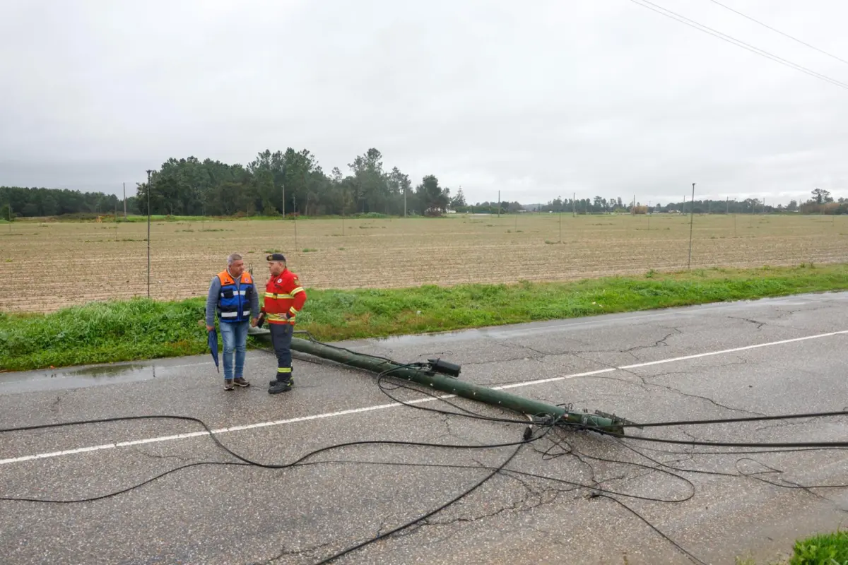 Poste de eletricidade destruído devido ao mau tempo, em Salvaterra de Magos