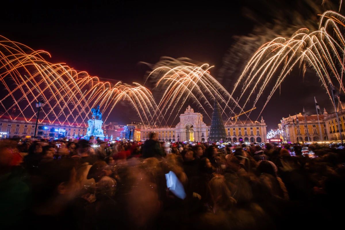 Praça do Comércio (ou Terreiro do Paço) enche para a celebração da Passagem de Ano