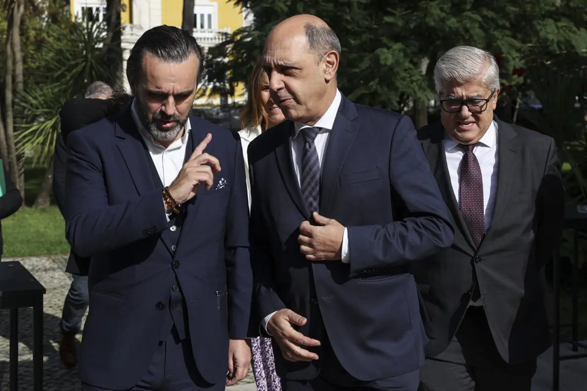 O bastonário da Ordem dos Médicos, Carlos Cortes, e o ministro da Saúde, Manuel Pizarro