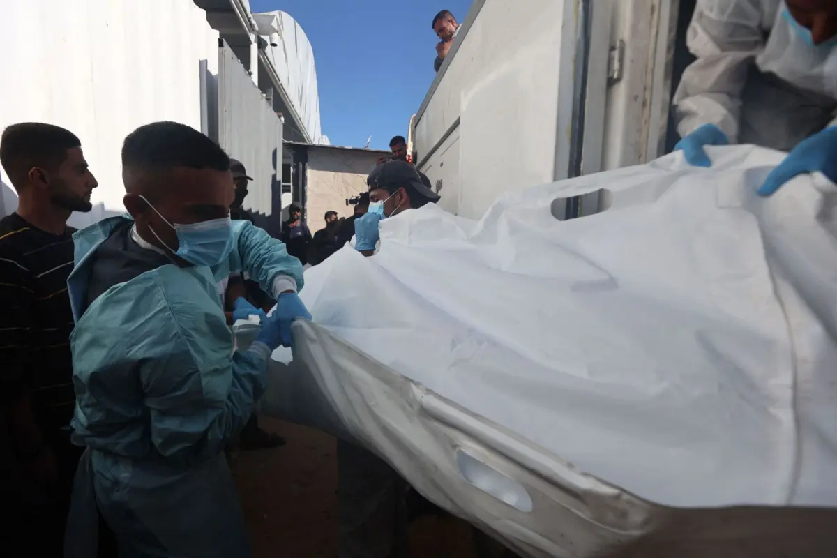 Os médicos legistas ainda estão a tentar identificar os corpos