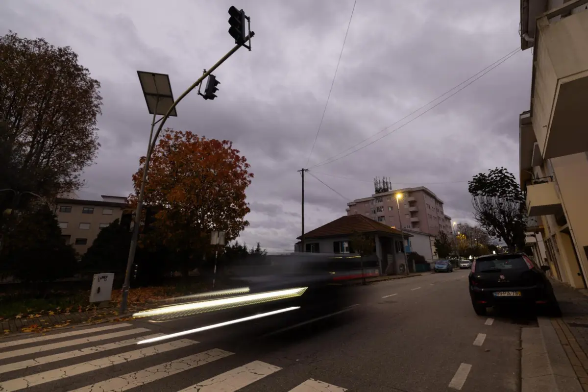 Arguido parou em semáforo na rua Padre Joaquim das Neves quando foi abordado por militares