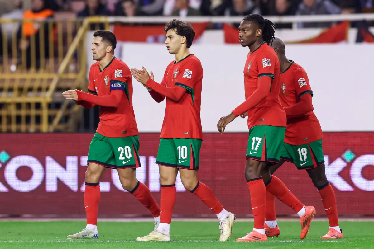 João Félix remata para o golo de Portugal, que terminou sem derrotas a fase de grupos da Liga das Nações