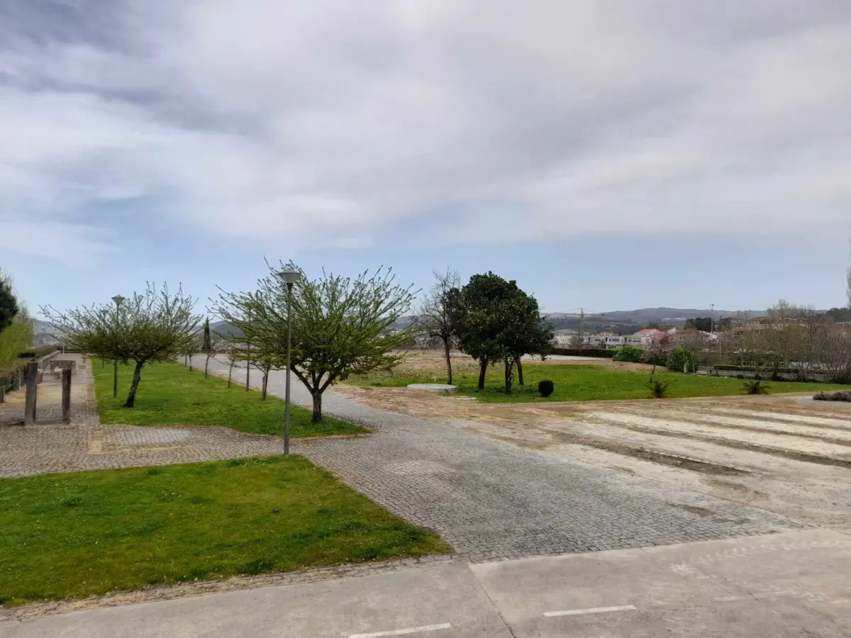 Terreno no centro que está reservado para o hotel