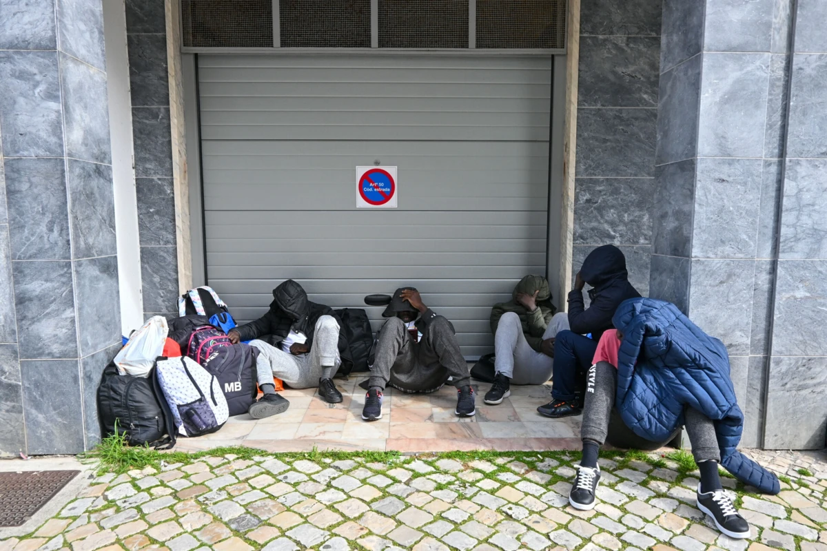 Cidadãos requerentes de proteção internacional esperam por acolhimento à porta de um hotel nas Caldas da Rainha
