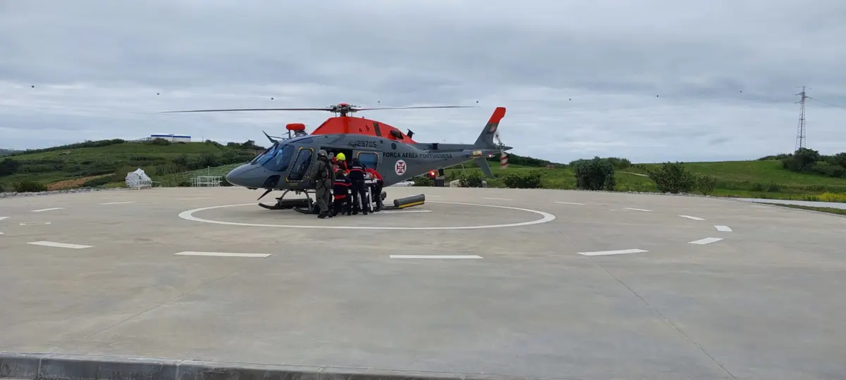 O praticante de caiaque foi resgatado “estável e consciente”