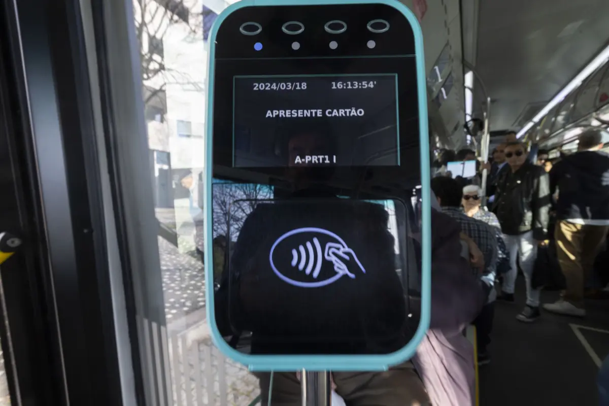 Na modalidade que vigorava anteriormente, o passe apenas era gratuito para os jovens que se encontrassem a estudar