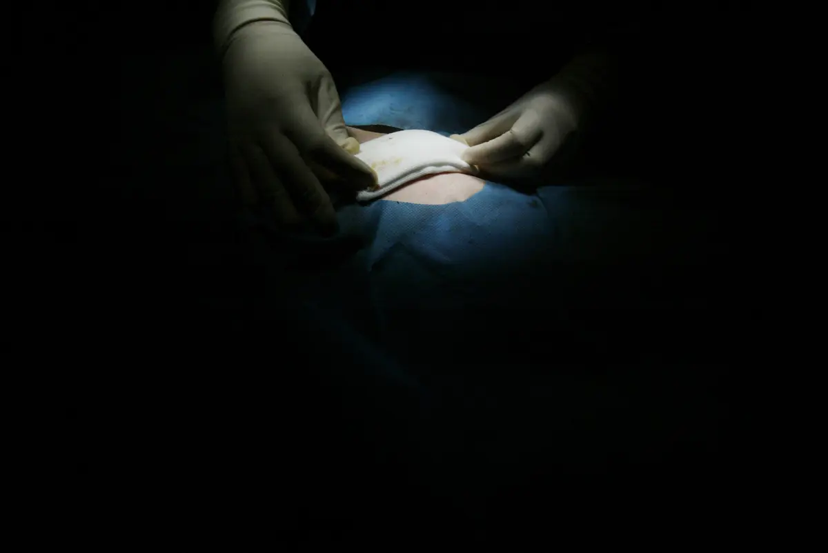 Em causa está uma médica dermatologista que terá registado a realização de cirurgias em seu nome num dia em que participava num congresso em Itália