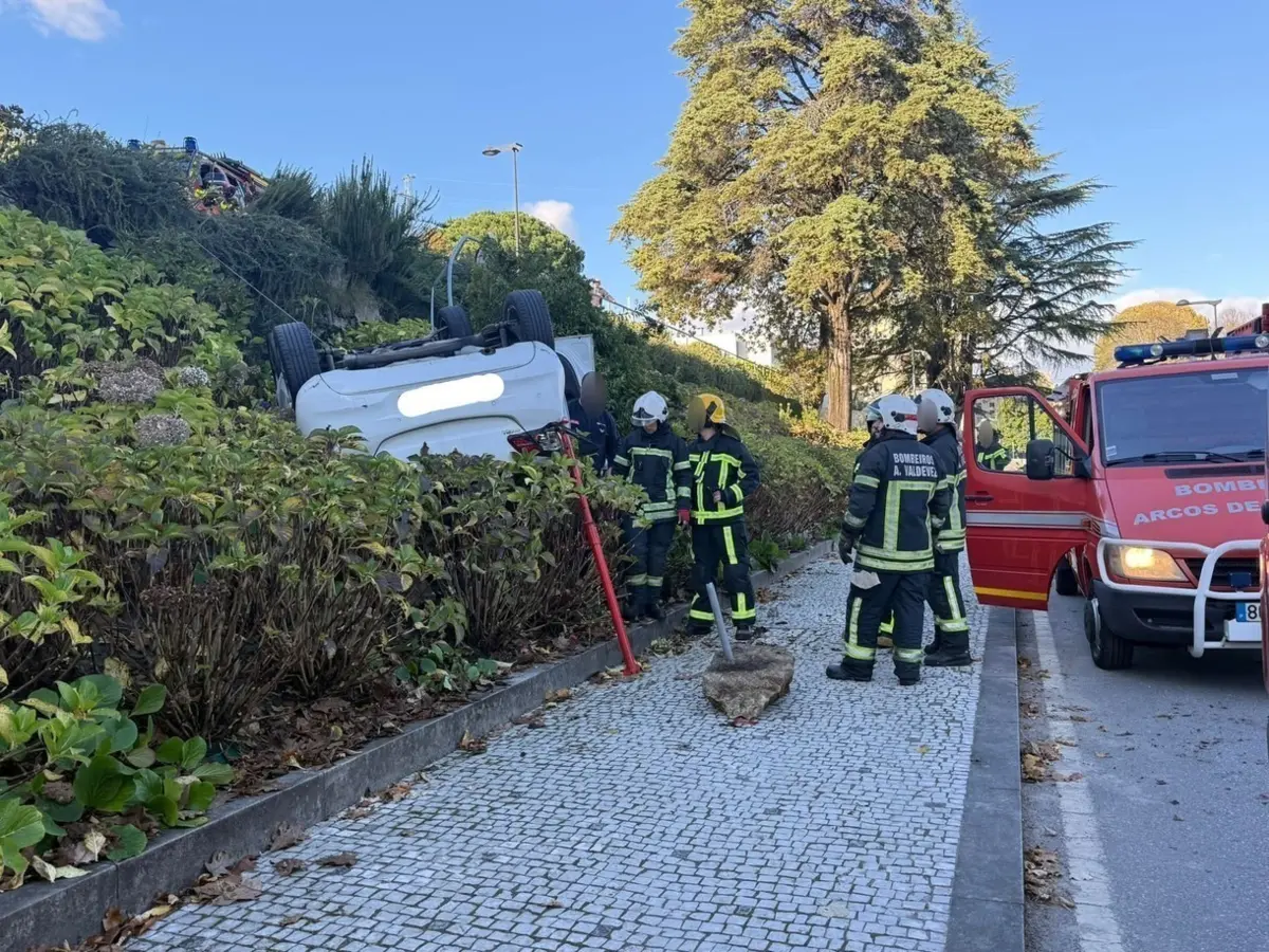 Imagem de contexto do artigo Condutor de 85 anos escapa a capotamento aparatoso em Arcos de Valdevez