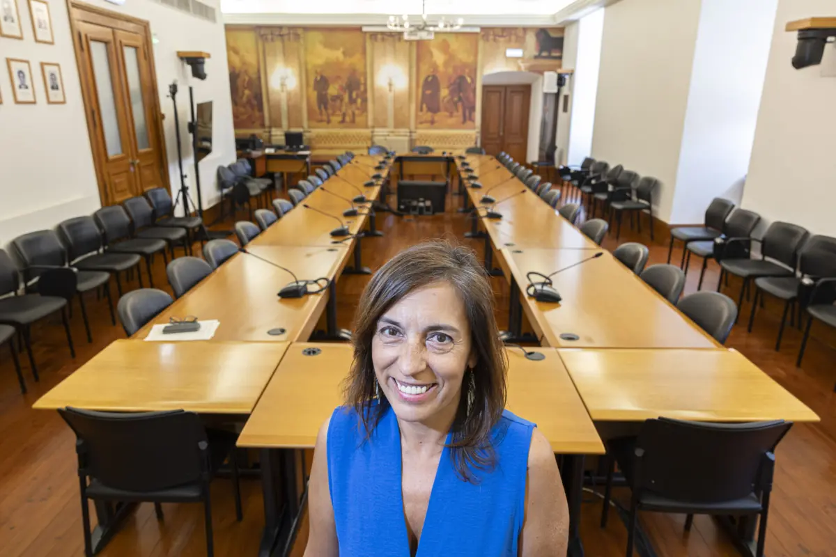 Paula Crespo, coordenadora da equipa de transcrição, diz que inteligência artificial ajuda mas obriga a atenção