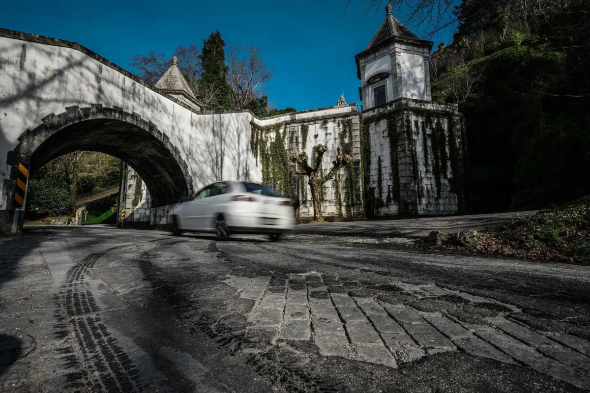 Em vários pontos da estrada o alcatrão já desapareceu e o paralelo antigo está de novo à mostra. Início dos escadórios é uma das zonas mais danificadas