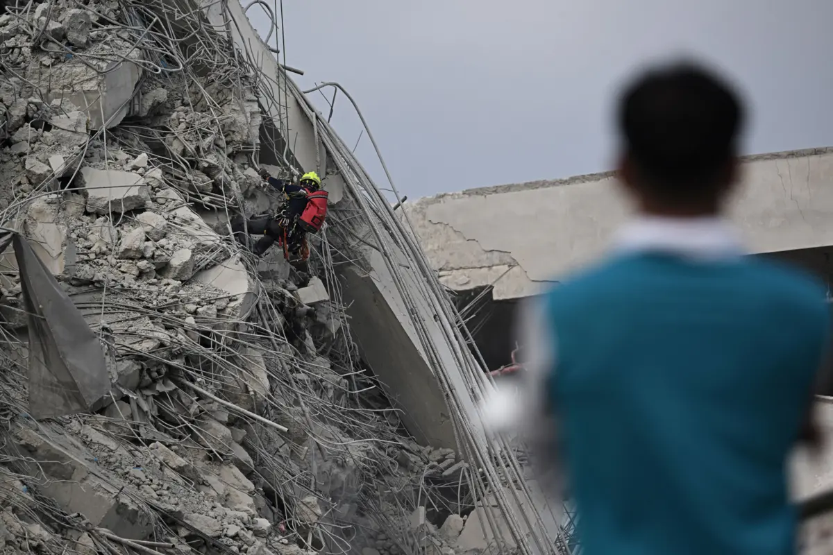 Equipas de resgate internacionais estão a unir-se aos esforços para resgatar vítimas