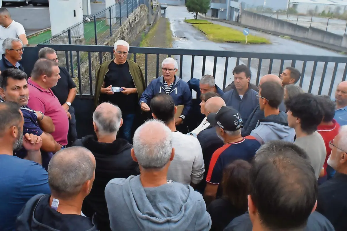 Trabalhadores à porta da empresa, localizada em Ponte