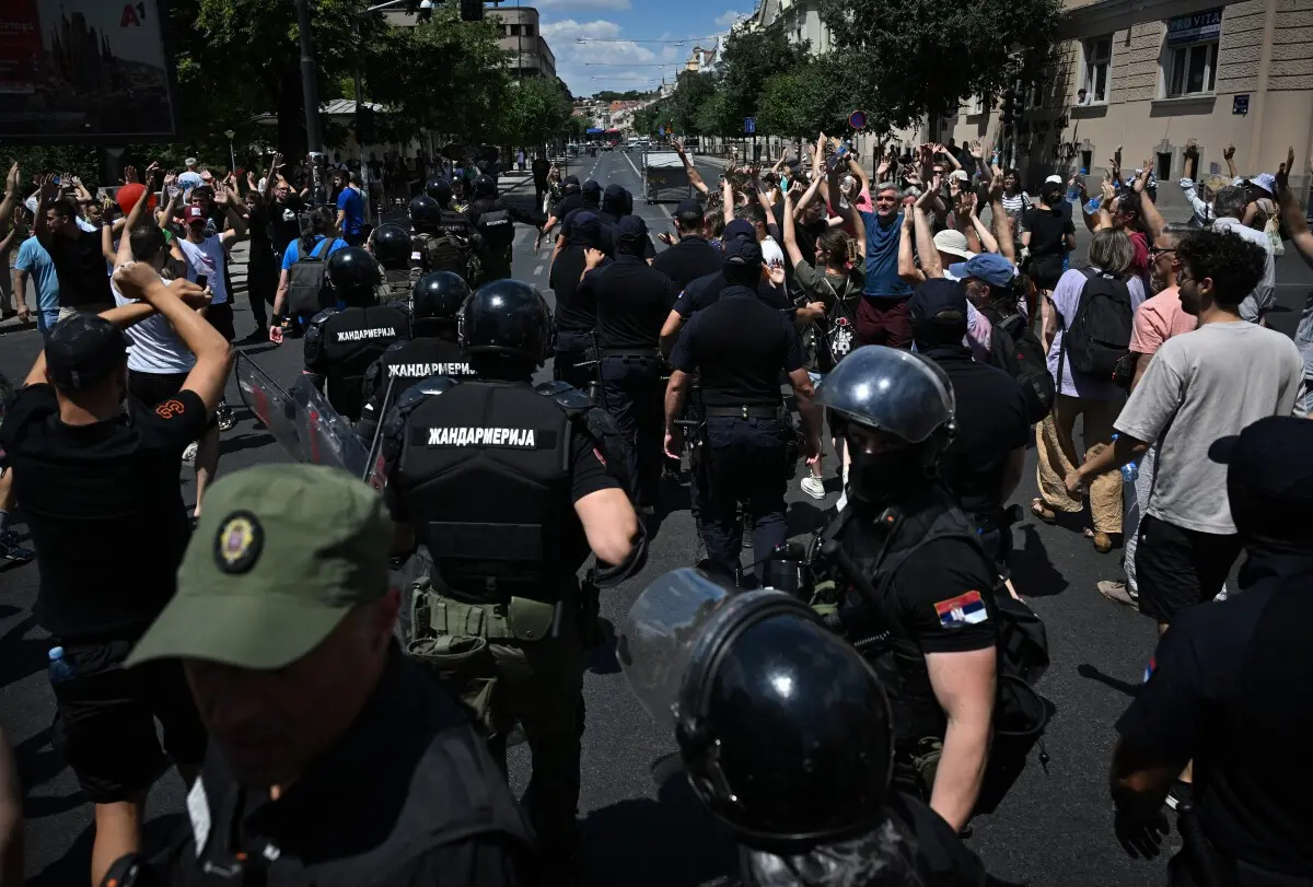 Testemunhas disseram que a polícia de choque agrediu os manifestantes com bastões e escudos