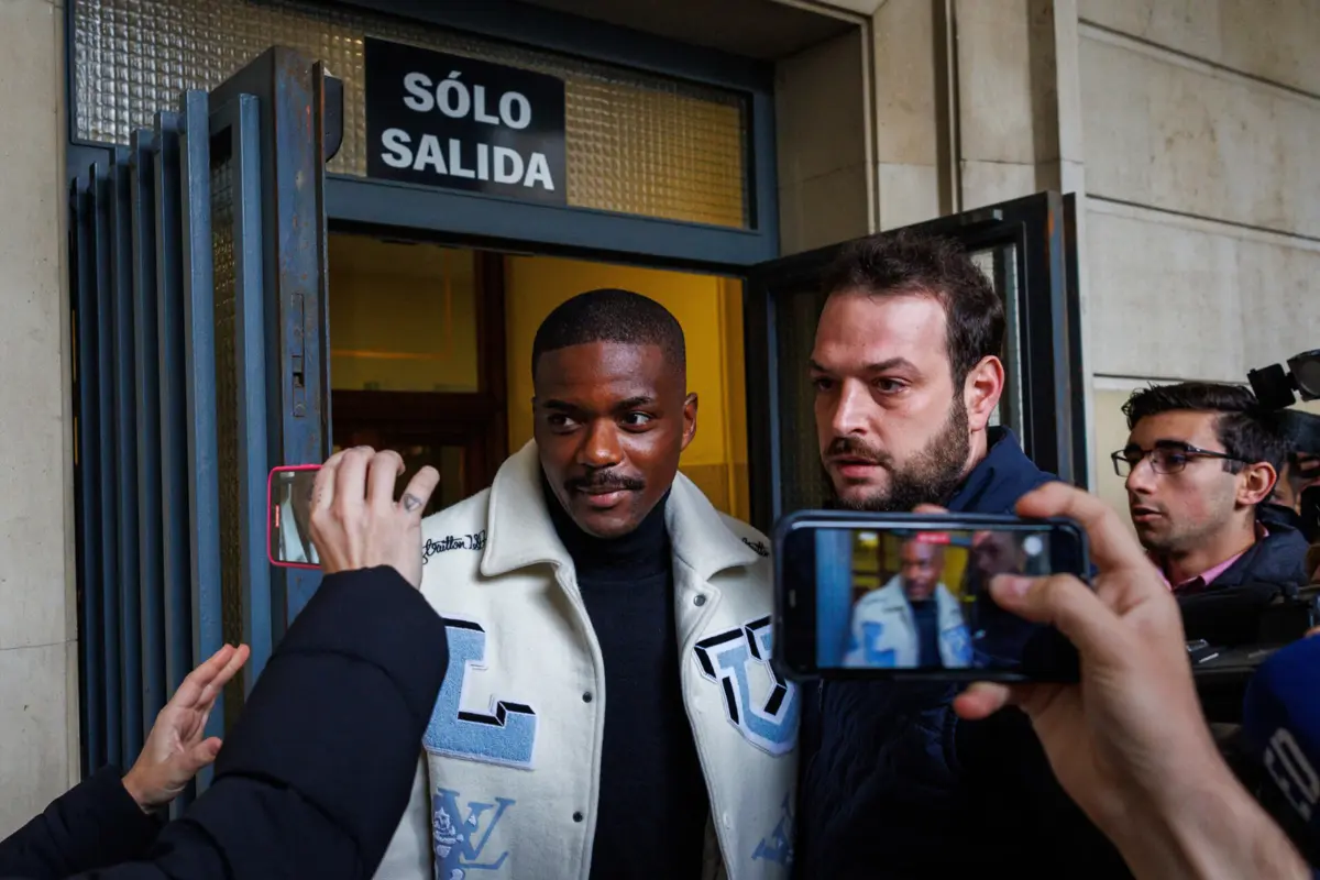 William Carvalho recebeu apoio dos adeptos e até tirou selfies à porta do tribunal