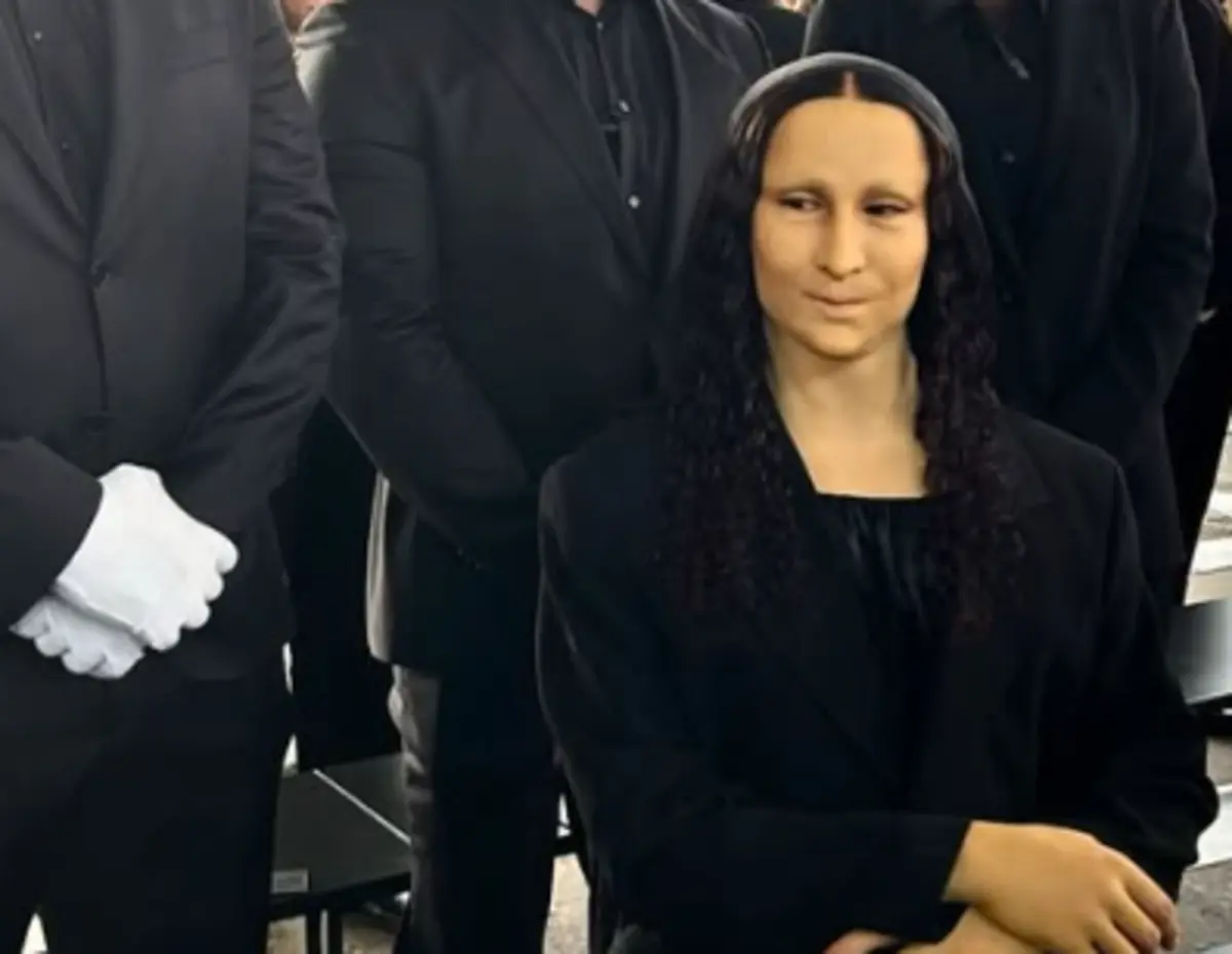 Numa storie de Instagram de Alexis Stone na pele de Mona Lisa no desfile da Boss, na Semana da Moda de Milão