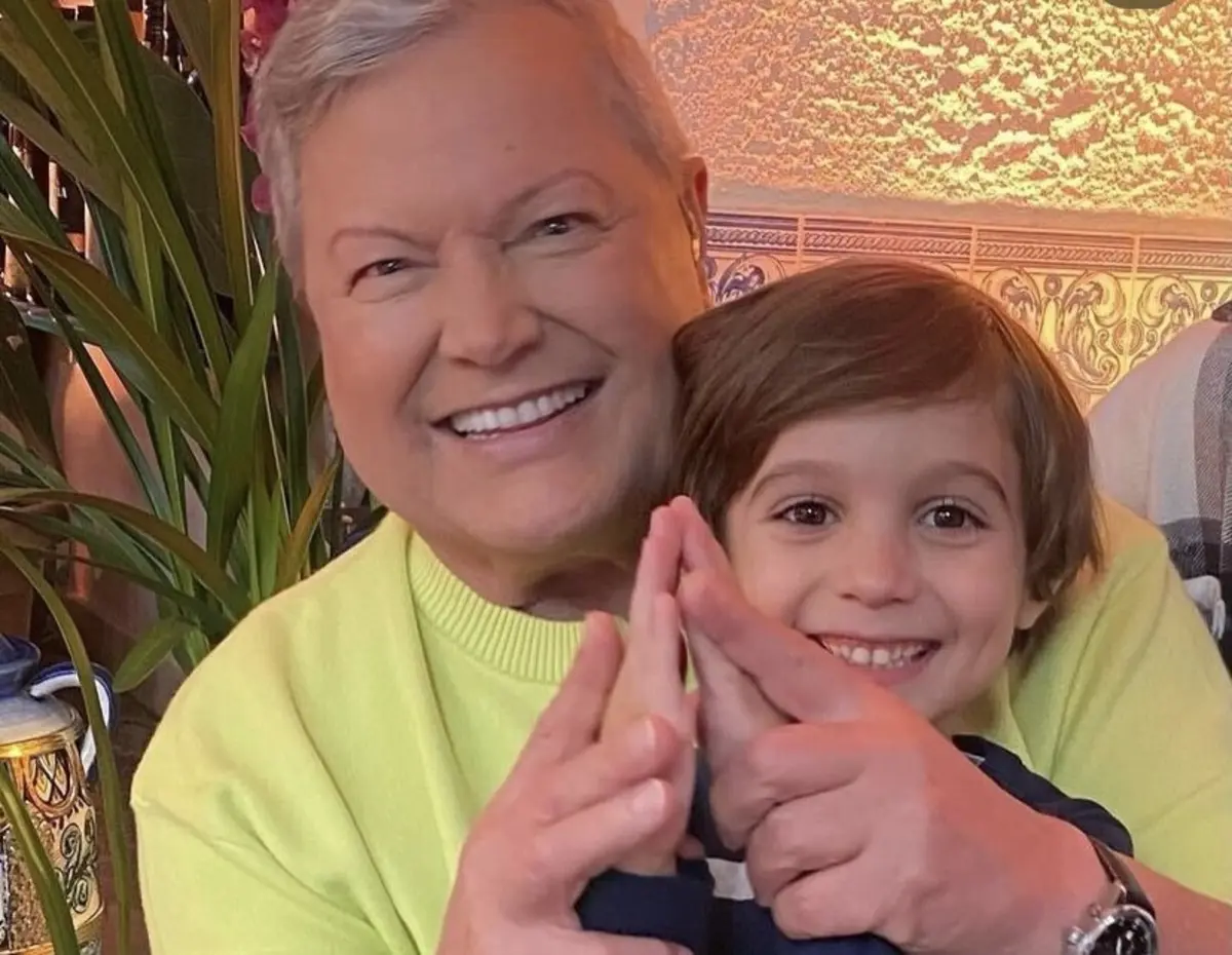 O cantor com o pequeno ator Rodrigo Costa